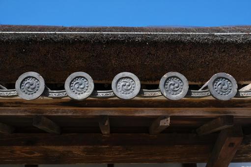 尼崎の森中央緑地の茅葺き民家の丸瓦 茅葺き,民家,古民家の写真素材