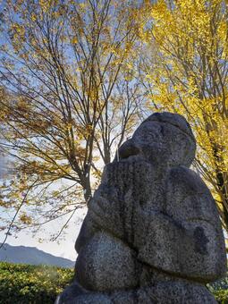 黄葉に包まれる飛鳥資料館の石人像 飛鳥資料館,石人像,レプリカの写真素材