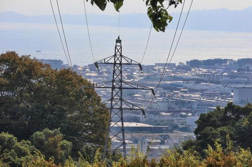 山間の鉄塔 鉄塔,山間,町並みの写真素材