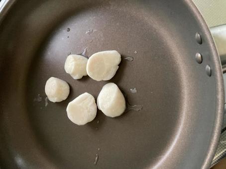 ほたての貝柱をフライパンで焼いてみた ほたての貝柱をフライパンで焼いてみた ほたて,貝柱,冷凍ものの写真素材
