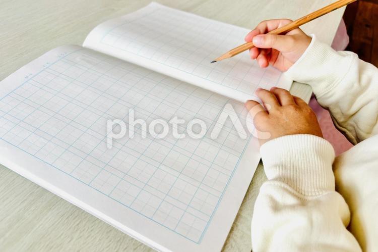 自宅の机で勉強する子供の手元 学習,小学生,勉強の写真素材