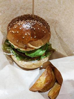 アボカドハンバーガー・ポテト付 アボカドハンバーガー・ポテト付 ハンバーガー,アボカド,バンズの写真素材