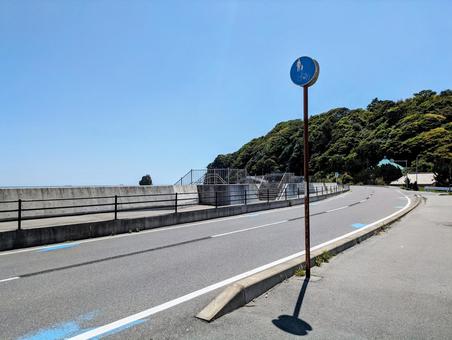 海沿いの田舎道と錆びた標識　横ver. 歩行者専用,歩道,普通自転車の写真素材