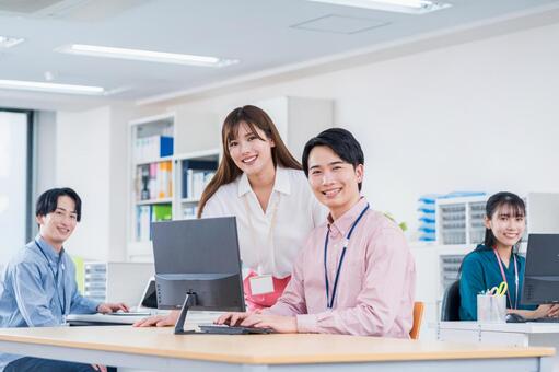 オフィスで働く若いビジネスマン。 ビジネス,人物,日本人の写真素材