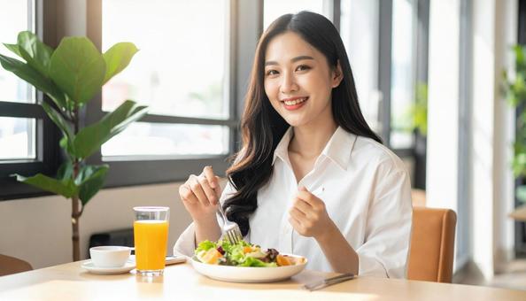 カフェでランチを楽しむ笑顔の日本人女性 カフェでランチを楽しむ笑顔の日本人女性の写真