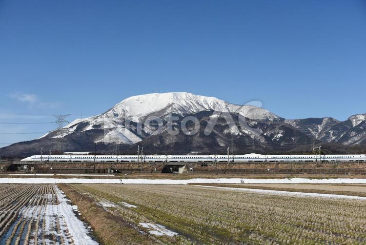 伊吹山の雪景色を背景に走行する新幹線 東海道新幹線,jr東海,鉄道の写真素材