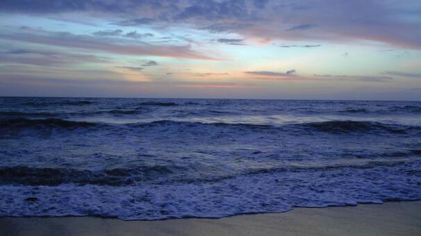 砂浜　夕日　雲の写真