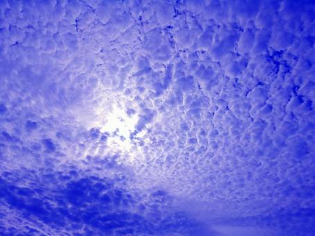 印象的な空 太陽光と雲と青い空 印象的な空 太陽光と雲と青い空の写真