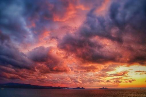 海と夕焼け雲の写真