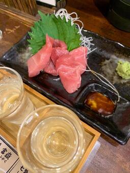 居酒屋さんでのお酒とマグロのお刺身 日本酒,飲み比べ,お刺身の写真素材