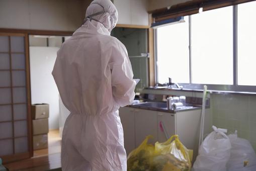防護服で作業する特殊清掃員 防護服で作業する特殊清掃員 特殊清掃,清掃作業,清掃サービスの写真素材