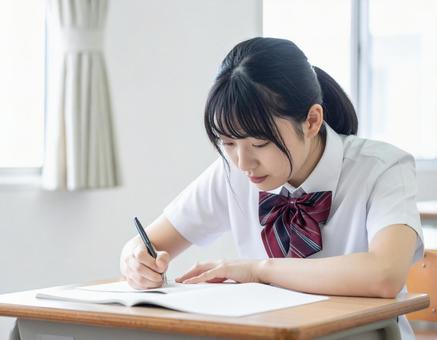 教室で勉強する女子生徒のイメージの写真