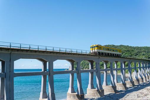 惣郷川橋梁を駆ける列車 惣郷川橋梁を駆ける列車 田んぼ,田,晴れの写真素材