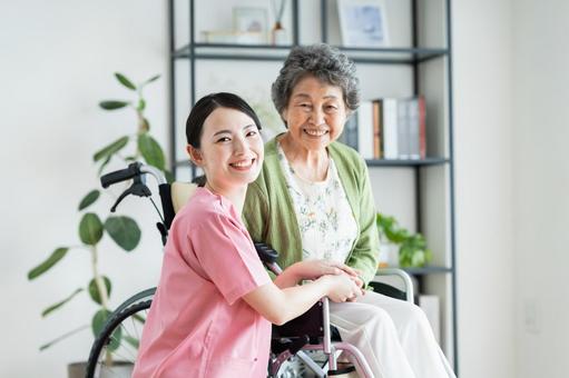 車椅子のシニアの女性と介護福祉士 車椅子のシニアの女性と介護福祉士 介護,車椅子,シニアの写真素材
