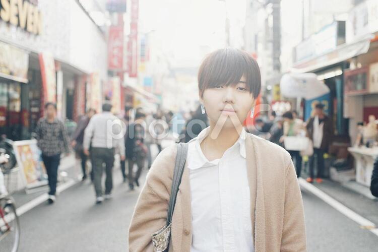 商店街で佇むボーイッシュな女の子 女の子,ポートレート,ボーイッシュの写真素材