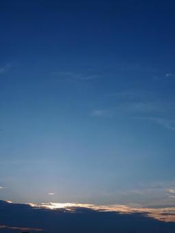 夏の夕空・淡いオレンジの雲 真夏,夕空,夏の空の写真素材