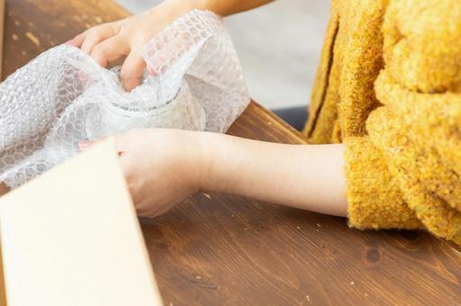 割れ物を梱包する手元 配送,配達,段ボールの写真素材