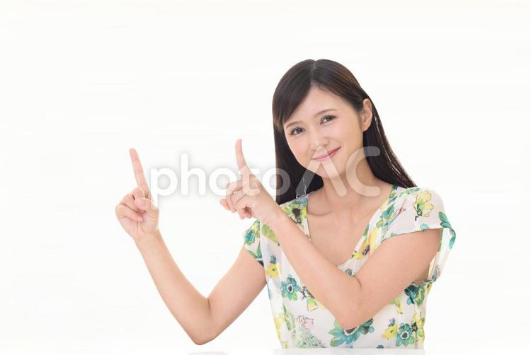 上を指さす女性 女性,健康,喜ぶの写真素材