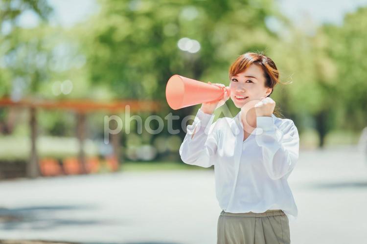 応援するビジネスウーマン 応援,メガホン,声援の写真素材