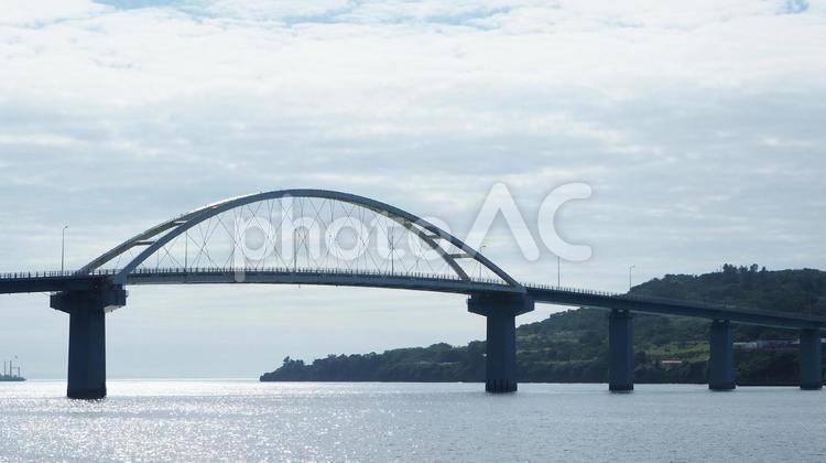 沖縄本島・瀬底大橋＆海の光の反射・本部町 沖縄本島,海,陽光の写真素材