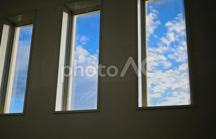 細い窓から見える青空と白い雲 細い窓,３つ,細長い窓の写真素材