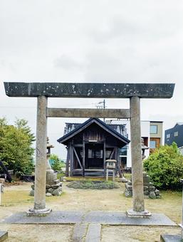 鳥居と祠 鳥居と祠 鳥居,祠,仏閣の写真素材