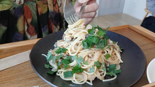 鮭ときのこのパスタとサラダ、くるくる パスタ,麺類,ランチの写真素材