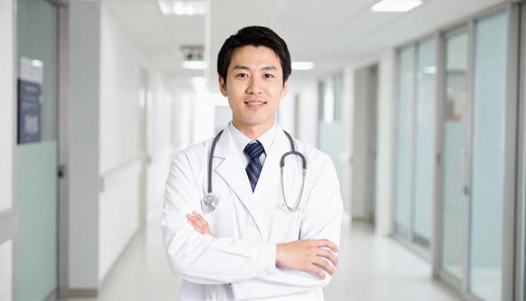 医療施設で働く白衣の日本人男性 医療施設で働く白衣の日本人男性の写真