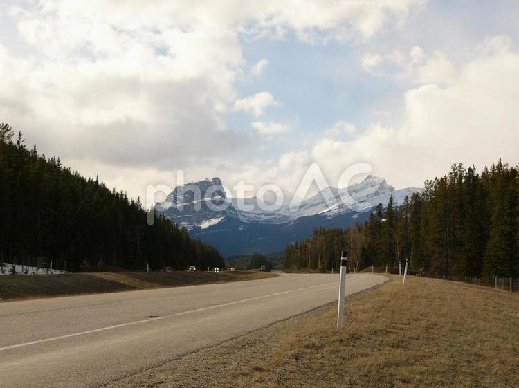カナダのハイウェイ 道路,カナダ,雲の写真素材