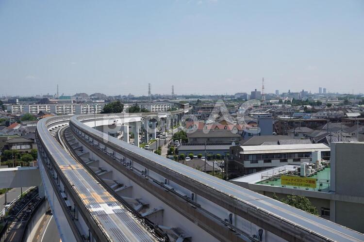 多摩モノレール　高幡不動駅　レールと街並み 高幡不動,多摩モノレール,モノレールの写真素材