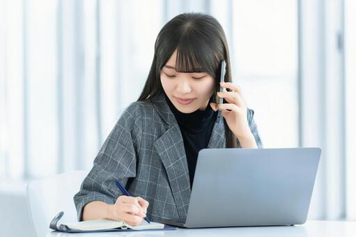 スマホで話す若い女性・ビジネスウーマン 女性,ビジネス,スマホの写真素材