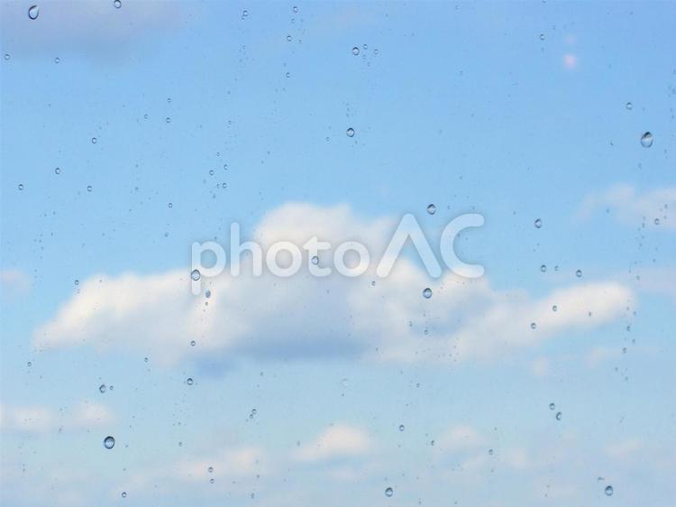 梅雨_ドライブ中の雨上がりの車窓 しずく,つゆ,ガラスの写真素材