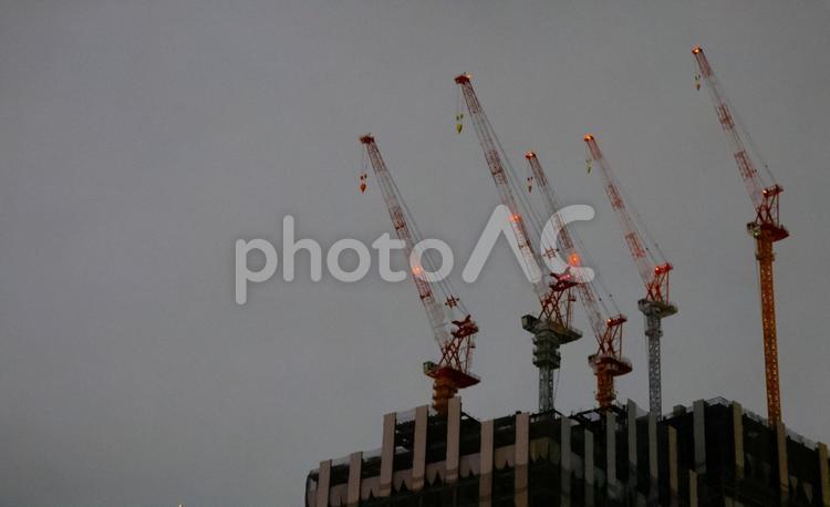 未来を築く鋼の巨塔 ビル,建設,クレーンの写真素材
