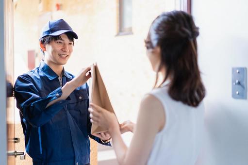 フードデリバリーを受け取る若い女性 サービス業,便利,贈り物の写真素材