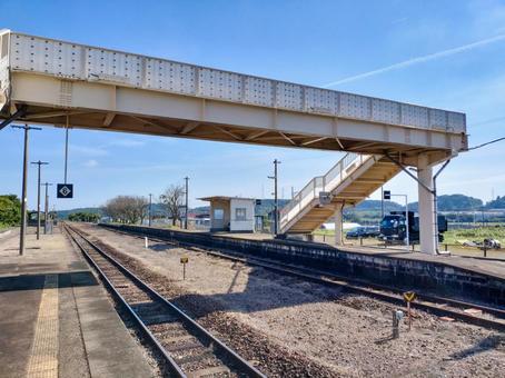JR関西本線「関駅」ホームと跨線橋 関駅,関西本線,跨線橋の写真素材