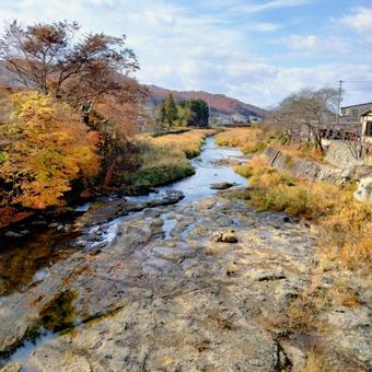 紅葉と小川 紅葉と小川の写真