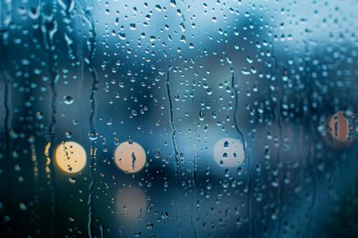 雨の日の窓ガラスとぼんやり光る街灯 雨の日の窓ガラスとぼんやり光る街灯の写真