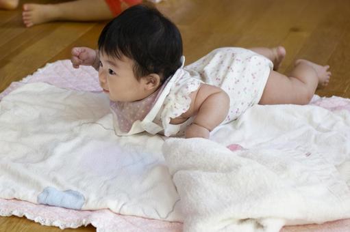 うつぶせになって遊ぶ赤ちゃん うつぶせになって遊ぶ赤ちゃんの写真