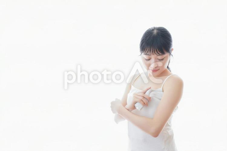 体温の計測をする若い女性 寒さ,日本人,韓国人の写真素材