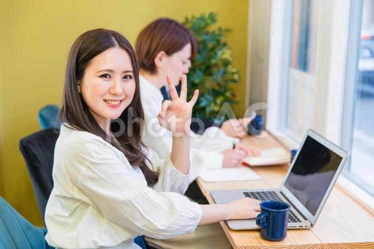 窓際カウンター席にいる女性（ノートパソコン） テレワーク,仕事,リモートワークの写真素材