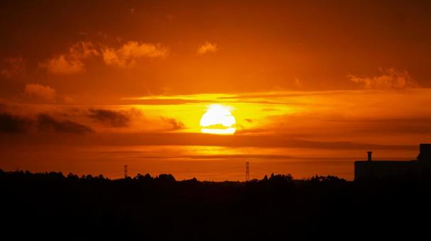 オレンジ色の空に沈む夕焼けの太陽 オレンジ色の空に沈む夕焼けの太陽 夕日,夕焼け,太陽の写真素材