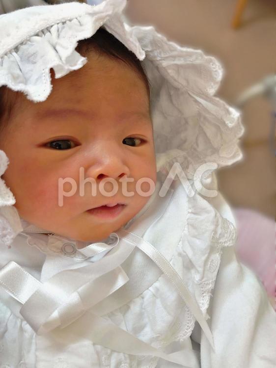 赤ちゃん　セレモニードレス　生後9日目 赤ちゃん,産婦人科,産まれたての写真素材