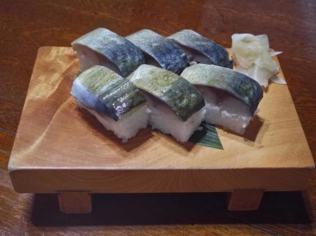 老舗の寿司屋のバッテラ(鯖の押し寿司) 老舗の寿司屋のバッテラ(鯖の押し寿司) 鯖,バッテラ,押し寿司の写真素材