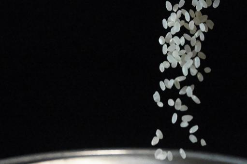 黒背景にお米が舞う② 米,精米,米粒の写真素材