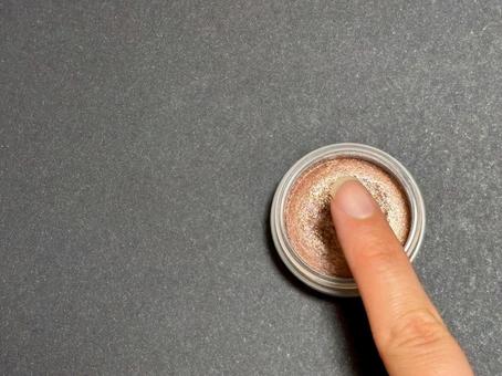 アイシャドウを指に取る アイシャドウを指に取る アイシャドウ,メイク,お洒落の写真素材