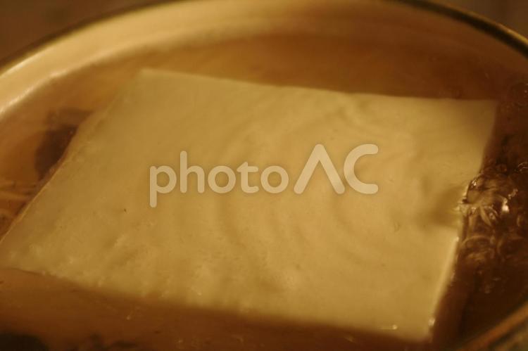 冬の食卓に沁みる味｜湯豆腐と土鍋ぬくもり 湯豆腐,豆腐,鍋の写真素材