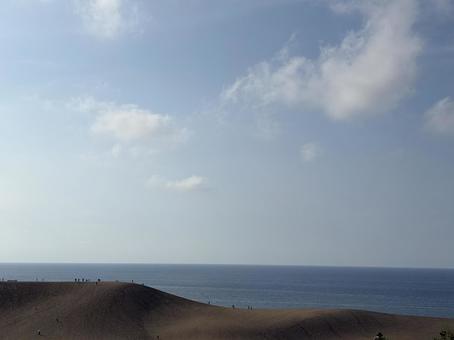 鳥取砂丘と青い海と空 鳥取砂丘と青い海と空の写真
