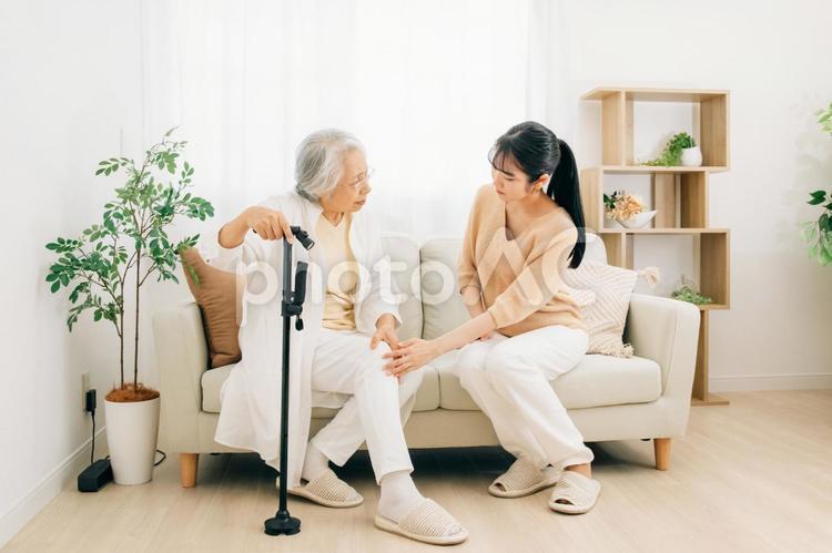 高齢者の女性と若い女性（介護・痛い） 介護,高齢者,痛いの写真素材