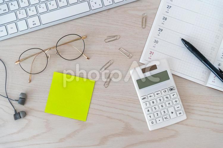 在宅ワークイメージ キーボード,pc,メガネの写真素材