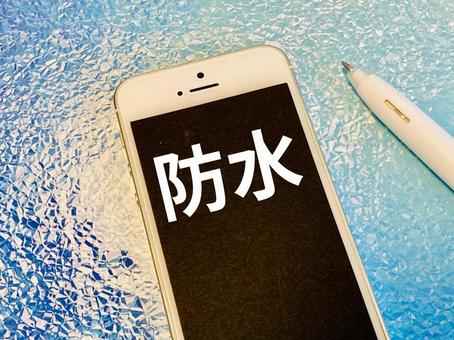 スマホの防水機能はどれくらい? スマホの防水機能はどれくらい? 防水,ウォータープルーフ,スマホの写真素材